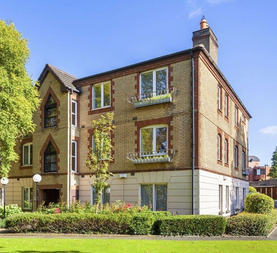 1 bedroom apartment Belville Ailesbury Road Dublin 4 exterior
