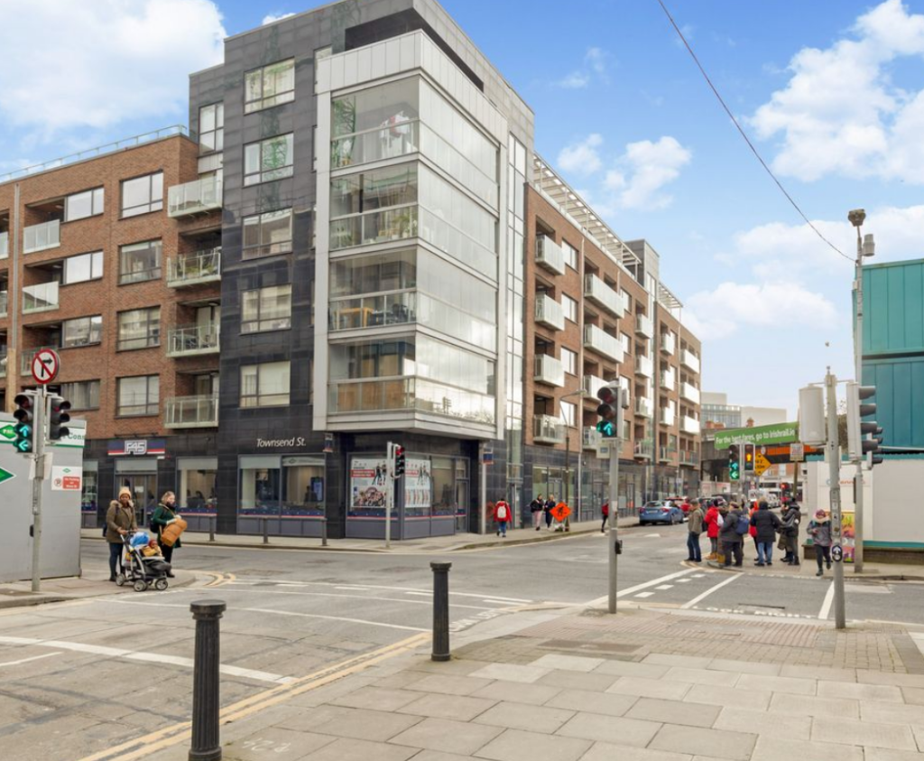 1 bedroom apartment Hyde Court Dublin city centre balcony